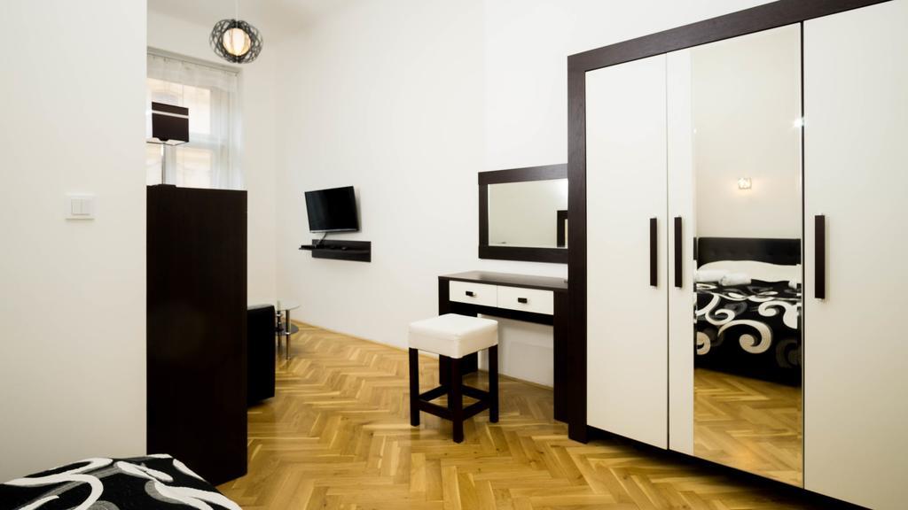 Black & White Apartment Prague By Wenceslas Square And Muzeum Eksteriør billede